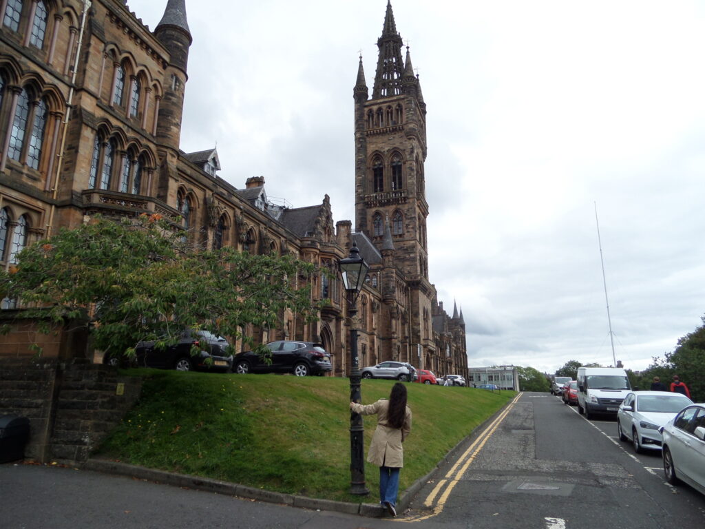 adrivana afuera de la universidad de galsgow, detras