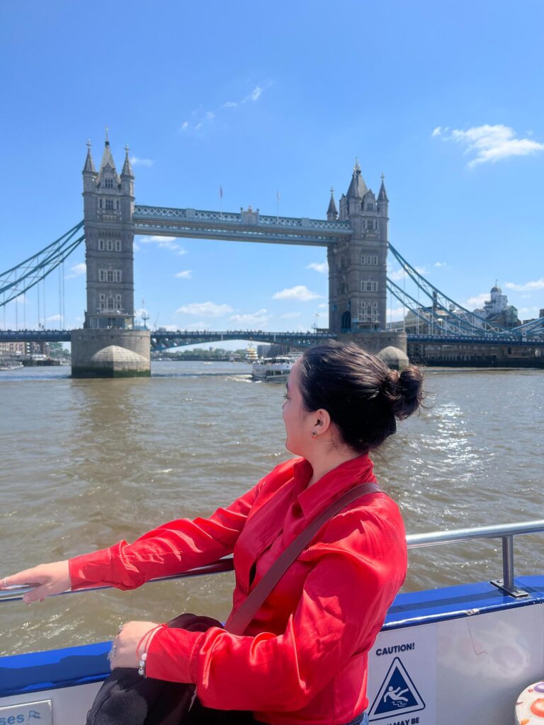 adrivana en un barco en tower bridge