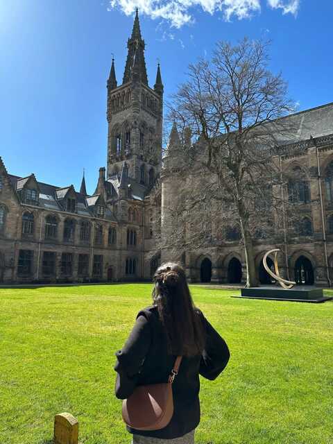 Adrivana en la universidad de glasgow cuadrante