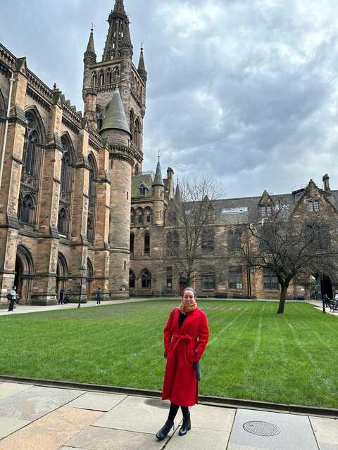 adrivana con abrigo rojo en la univeridad de glasgow cuadrante