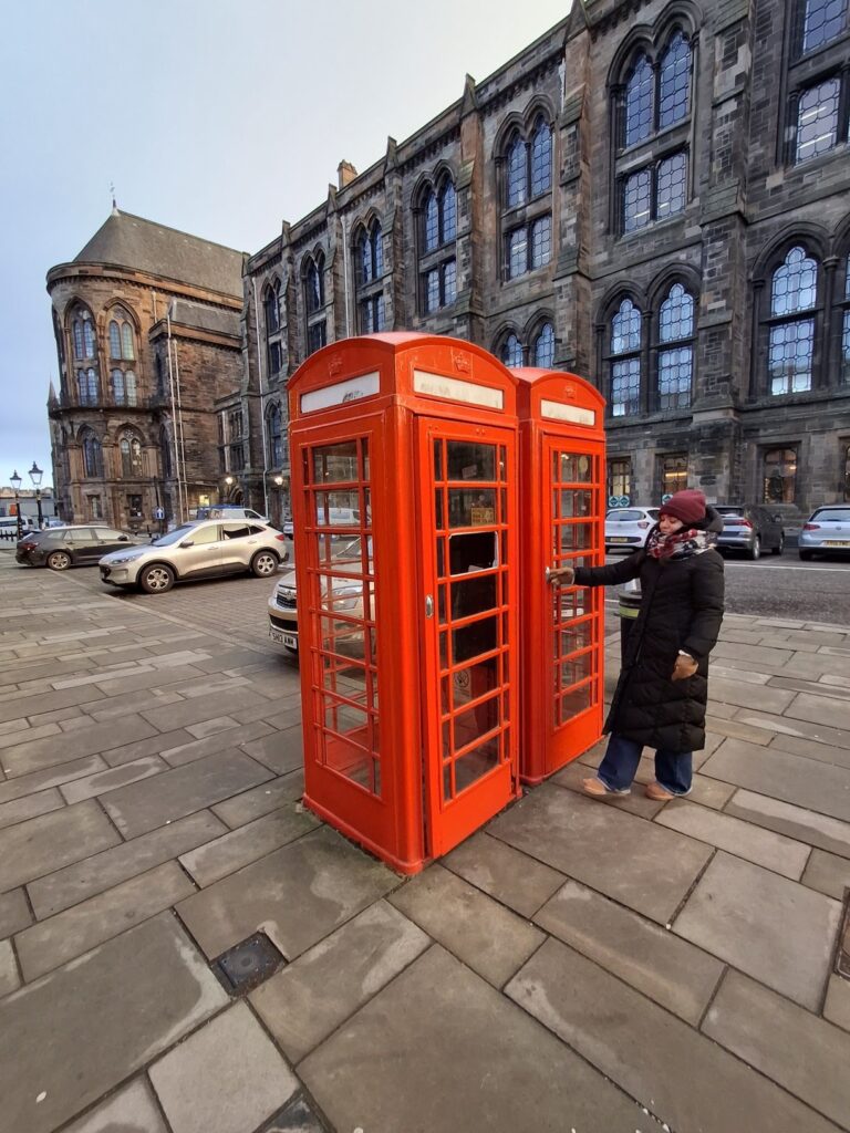 adrivana con cabinas telefonicas en glasgow